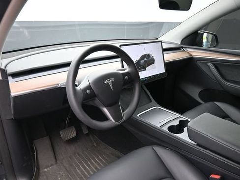 Used 2024 Tesla Model Y Long Range AWD/4WD image 17