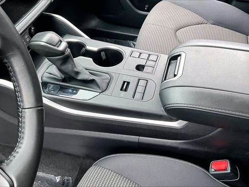 Certified 2024 Toyota Highlander LE AWD/4WD image 17