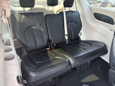 Used 2023 Chrysler Pacifica Touring-L FWD image 15
