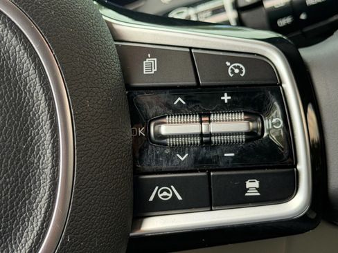 Used 2023 Kia Carnival EX FWD image 24