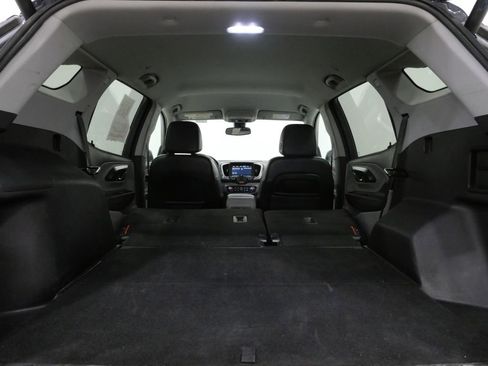 Used 2023 GMC Terrain SLT image 27