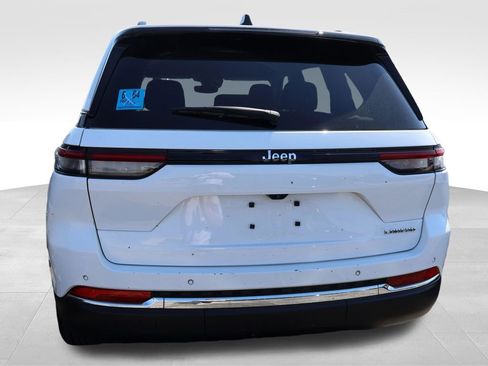 Used 2024 Jeep Grand Cherokee Laredo image 8