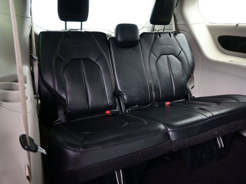 Used 2018 Chrysler Pacifica Touring-L Plus w/ Advanced Safetytec Group FWD image 16