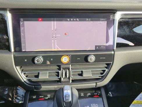 Certified 2025 Porsche Macan image 18