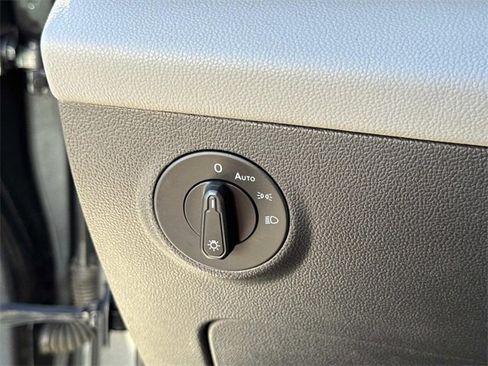 Certified 2022 Volkswagen Taos SE image 25