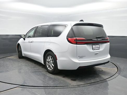 Used 2024 Chrysler Pacifica Touring-L image 40