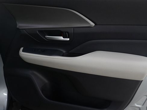 Used 2025 Toyota Grand Highlander XLE image 9