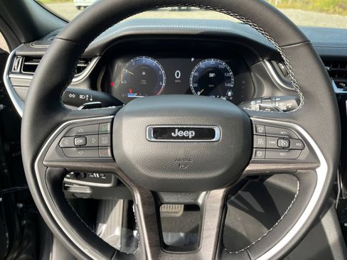 New 2025 Jeep Grand Cherokee Limited w/ Black Appearance Package image 19