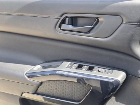Used 2024 Nissan Pathfinder SV w/ SV Premium Package FWD image 22