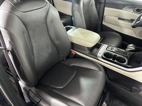 Used 2023 Kia Carnival LX FWD image 30