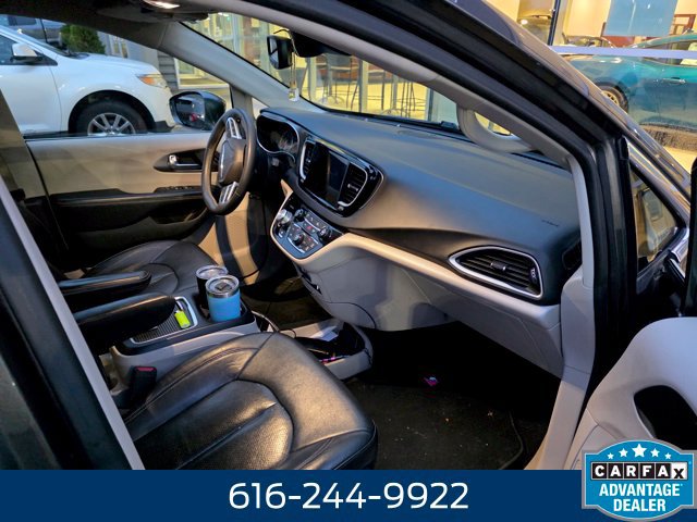 Used 2022 Chrysler Pacifica Touring-L FWD image 10