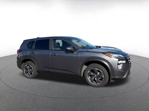 Used 2025 Nissan Rogue SV image 2