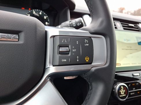 Used 2025 Land Rover Discovery S image 21
