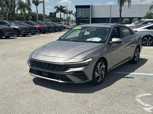 Certified 2024 Hyundai Elantra Limited FWD image 3