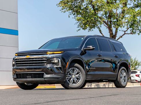Used 2025 Chevrolet Traverse LT FWD image 1
