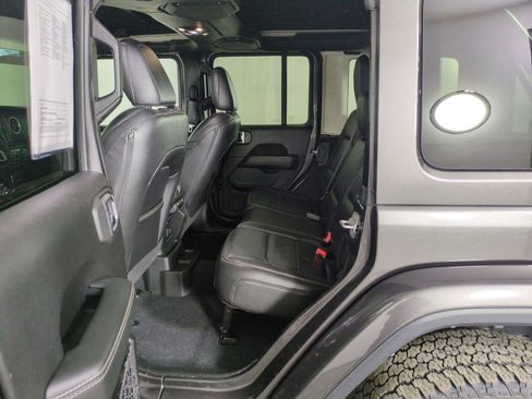Used 2019 Jeep Wrangler Unlimited Sahara AWD/4WD image 27