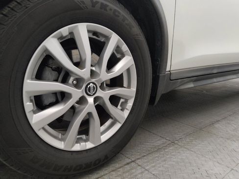 Used 2018 Nissan Rogue SV w/ Premium Package FWD image 31