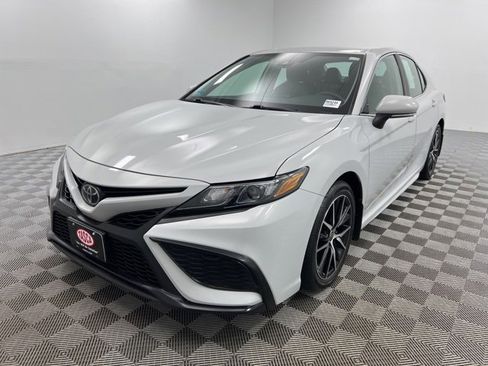 Used 2023 Toyota Camry SE image 2