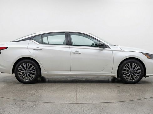 Used 2025 Nissan Altima 2.5 SV image 11