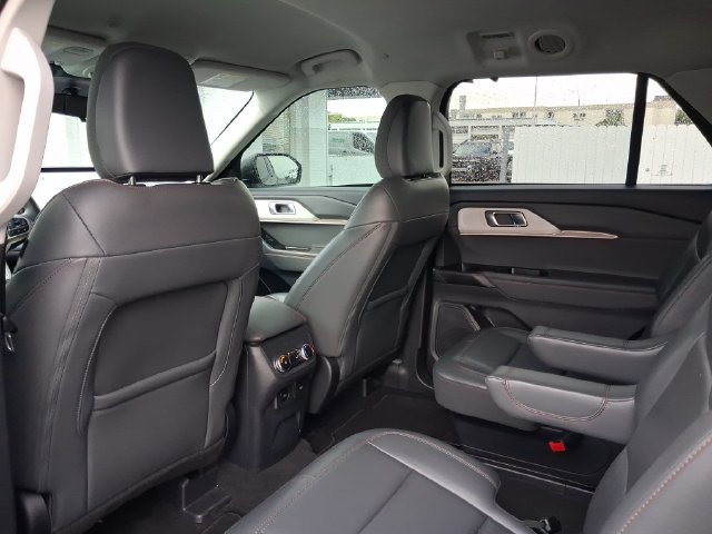 Used 2025 Ford Explorer Active w/ Active Comfort Package RWD image 5