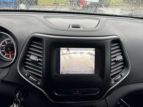 Used 2019 Jeep Cherokee Latitude w/ Popular Appearance Group image 29