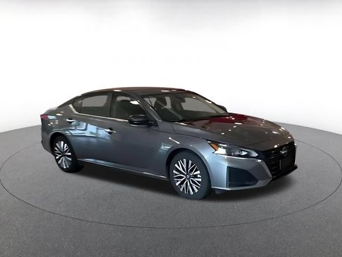 Used 2025 Nissan Altima 2.5 SV FWD image 2