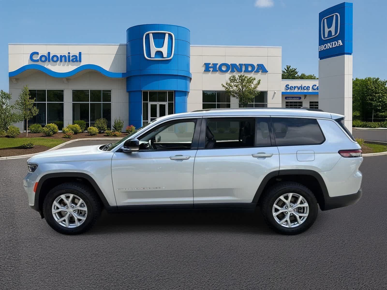 Used 2023 Jeep Grand Cherokee L Limited w/ Trailer Tow Group (B) AWD/4WD image 3