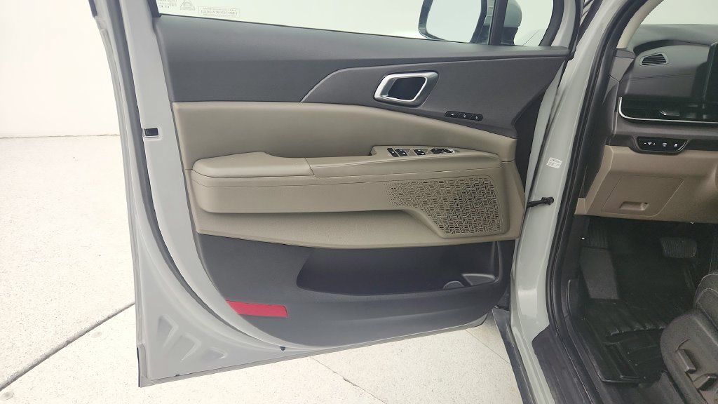 Used 2025 Kia Carnival EX FWD image 23