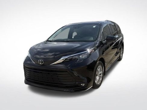 Used 2026 Toyota Sienna XLE FWD image 5
