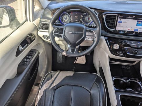 Used 2024 Chrysler Pacifica Limited FWD image 16