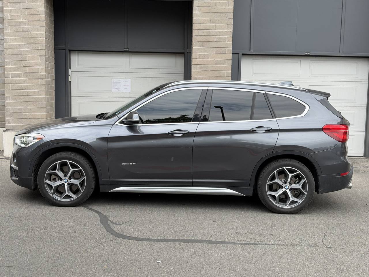 Used 2017 BMW X1 xDrive28i w/ Premium Package AWD/4WD image 2