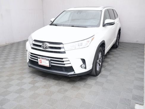 Certified 2017 Toyota Highlander XLE AWD/4WD image 1