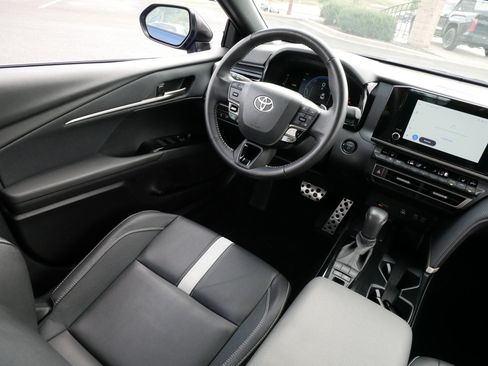 Used 2025 Toyota Camry SE w/ Convenience Package FWD image 9