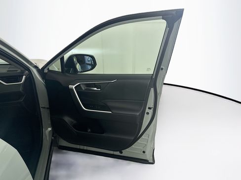 Used 2021 Toyota RAV4 XLE FWD image 31
