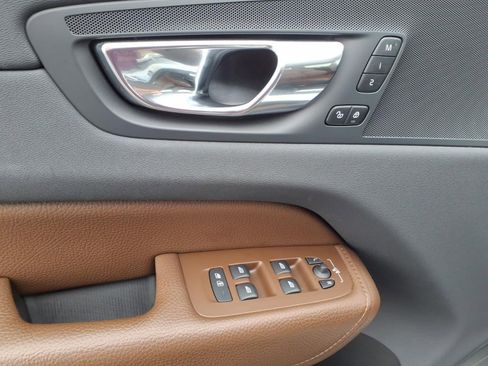 Used 2019 Volvo XC60 T5 Momentum w/ Premium Package image 19