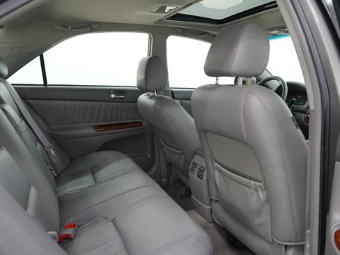 Used 2004 Toyota Camry XLE FWD image 12