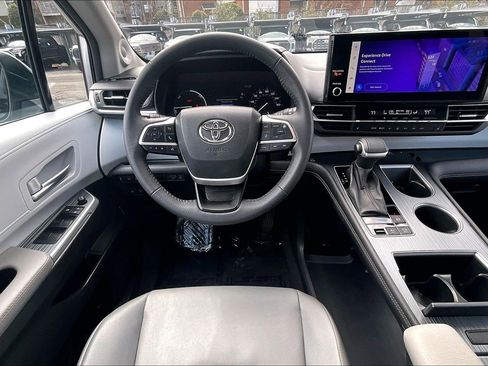 Used 2025 Toyota Sienna XLE w/ XLE Plus Package image 5