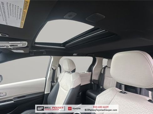 Used 2025 Toyota Sienna Platinum image 12