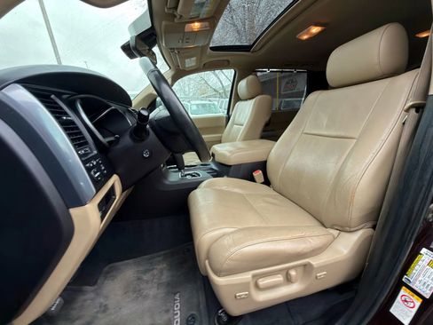 Used 2019 Toyota Sequoia Limited w/ Safety & Convenience Package image 37