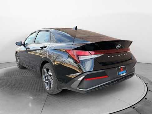 Used 2025 Hyundai Elantra Sport image 3