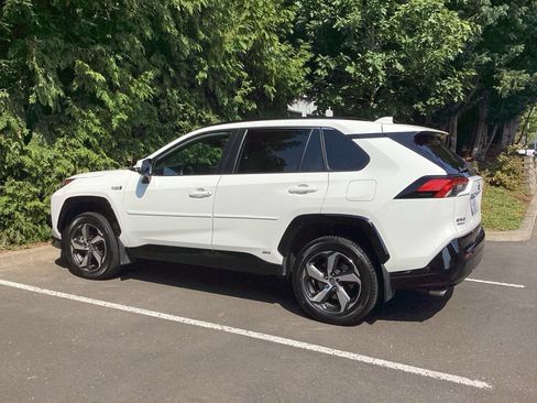 Used 2022 Toyota RAV4 SE w/ Weather & Moonroof Package AWD/4WD image 9