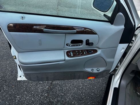 Used 2001 Lincoln Town Car Executive image 13