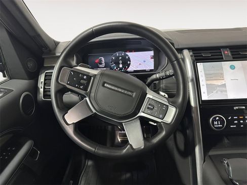 Used 2024 Land Rover Discovery Metropolitan Edition image 12