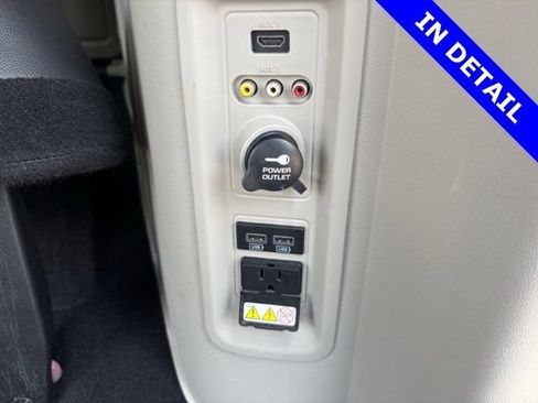 Used 2015 Chrysler Town & Country Touring FWD image 40
