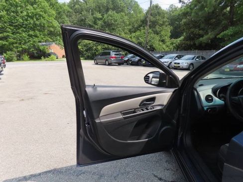 Used 2013 Chevrolet Cruze LS FWD image 14