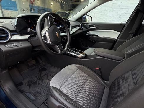 Used 2024 Chevrolet Trax LT w/ Driver Confidence Package FWD image 11