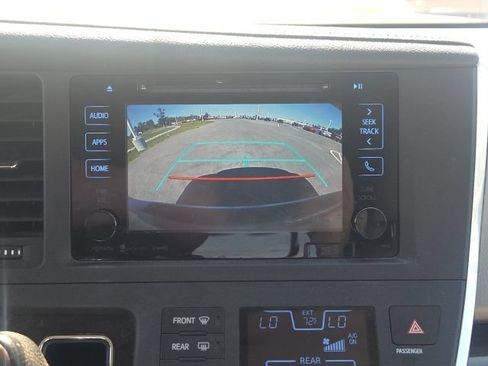 Used 2017 Toyota Sienna XLE w/ XLE Navigation Package FWD image 33