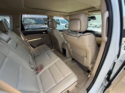 Used 2019 Jeep Grand Cherokee Overland AWD/4WD image 6