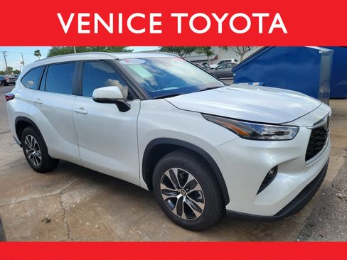 Used 2023 Toyota Highlander XLE image 1