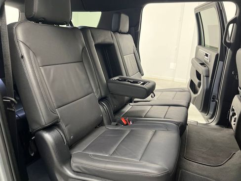 Used 2025 Chevrolet Suburban Z71 AWD/4WD image 17